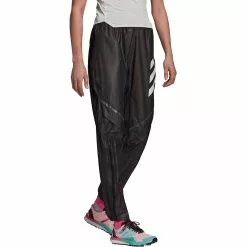 Pantalón Adidas W AGR Rain Para Mujer -Bicicletas comprar GL1209 APP on model walking white