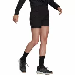 Pantalón Corto Adidas Terrex Zupahike Para Mujer -Bicicletas comprar H55921 APP on model walking white