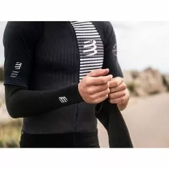 Manguitos Compressport ArmForce Ultralight -Bicicletas comprar compressport armforce ultralight armsleeve black SU00008B 02