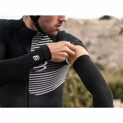 Manguitos Compressport ArmForce Ultralight -Bicicletas comprar compressport armforce ultralight armsleeve black SU00008B 04